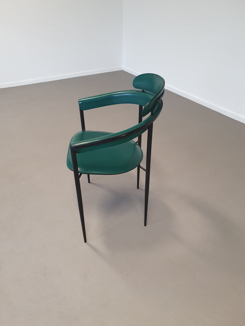 Set van zes zeldzame groene leren stiletto stoelen van Arrben met zwart frame