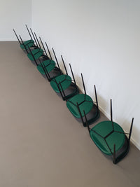Set van zes zeldzame groene leren stiletto stoelen van Arrben met zwart frame