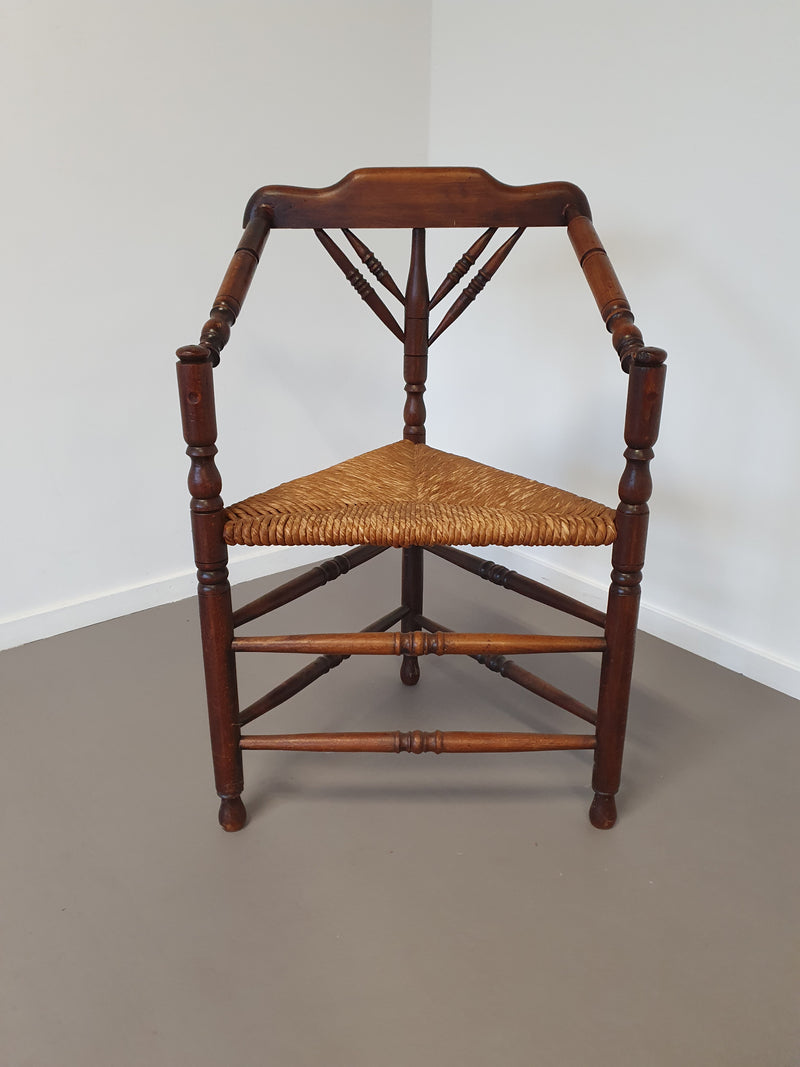 2 x Nederlandse fauteuil gedraaide bobbin hoekstoel biezen zitting rustiek