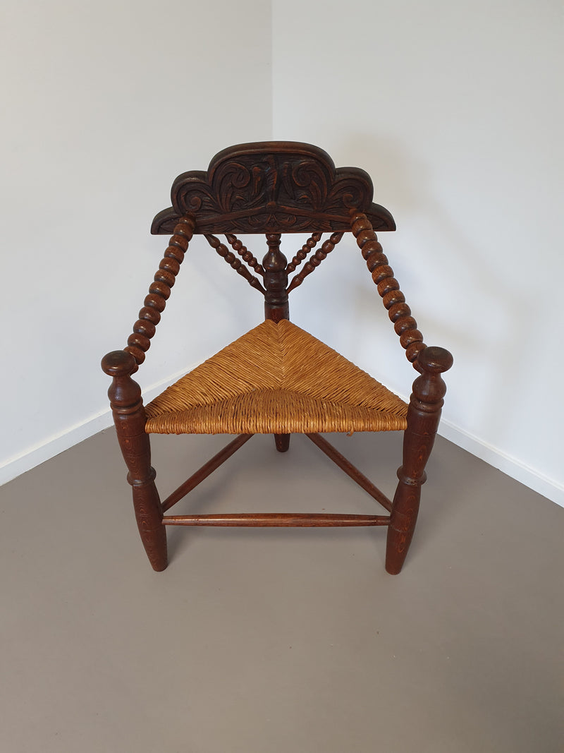 Nederlandse Driehoekige Gedraaide Houten Hoekstoel Biezen Zitting Brei Fauteuil 