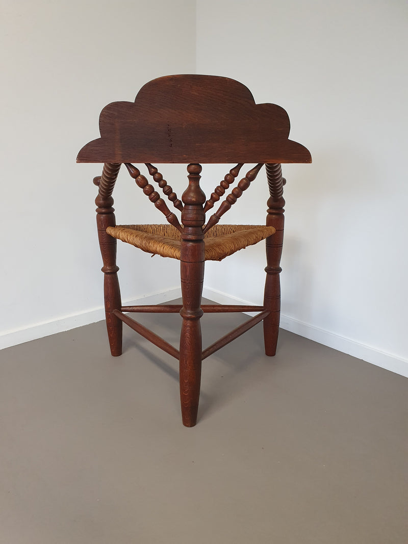 Nederlandse Driehoekige Gedraaide Houten Hoekstoel Biezen Zitting Brei Fauteuil 