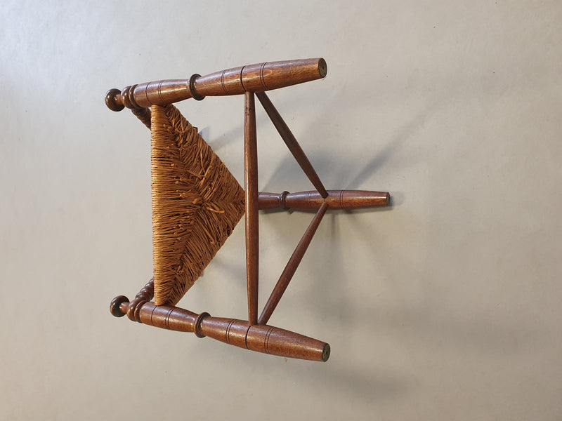 Nederlandse Driehoekige Gedraaide Houten Hoekstoel Biezen Zitting Brei Fauteuil 