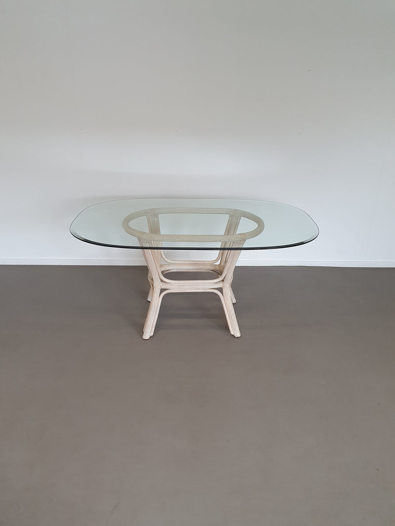Bureau/tafel van gespleten riet.