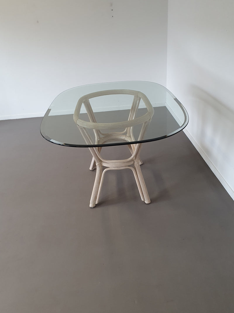 Bureau/tafel van gespleten riet.
