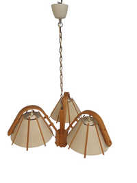 Een zeldzame, driearmige plafondlamp van gebogen beukenhout en stof, van J Wickelgren en M Strandang voor Aneta., Zweden. Jaren 70. Afmetingen: 67 cm breed x 40 cm hoog.