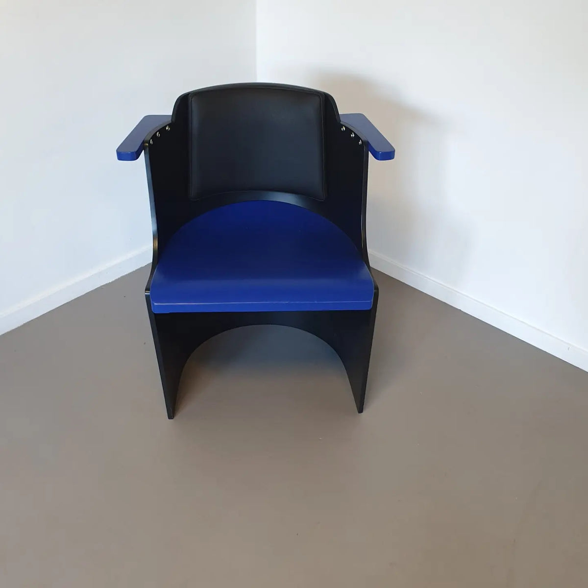 Chair model D61, designed by El Lissitzky in 1930. Manufactured in Germany by Tecta, circa 1970.
